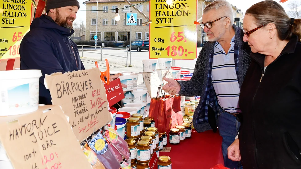 Marknadsknallen Fredrik Larssen, till vänster, har ett syltstånd uppställt i utanför sitt hus i Mariannelund.
