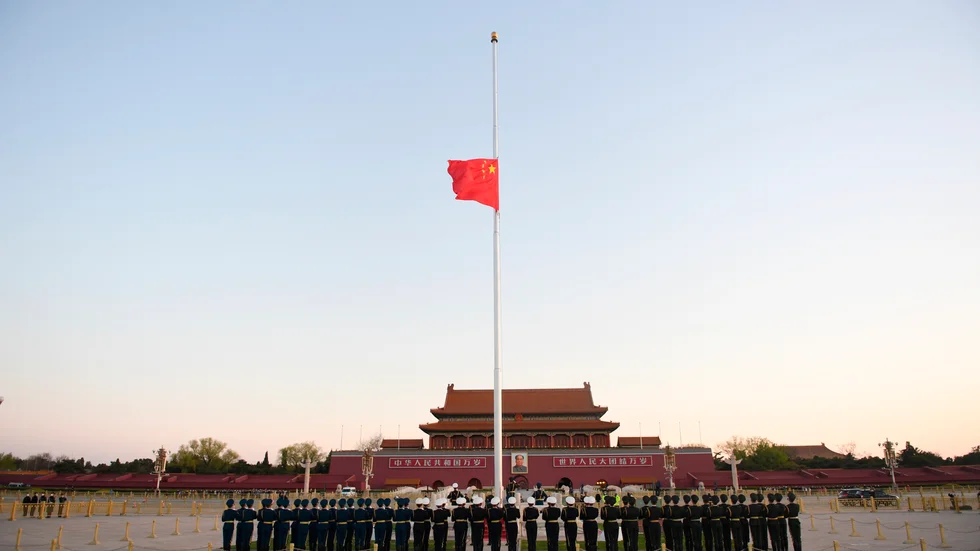 Kinas flagga på halv stång på Himmelska fridens torg i Peking under lördagen.