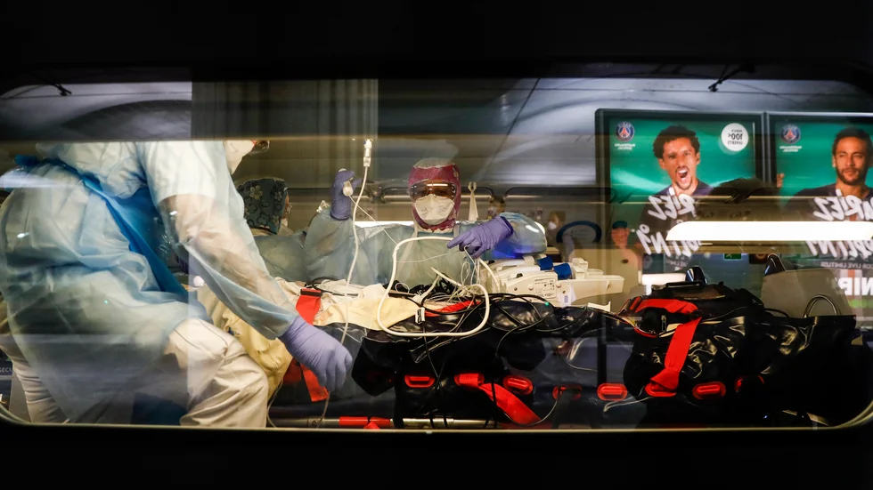 En patient med covid-19 evakueras med tåg från Frankrikes huvudstad Paris den 1 april..