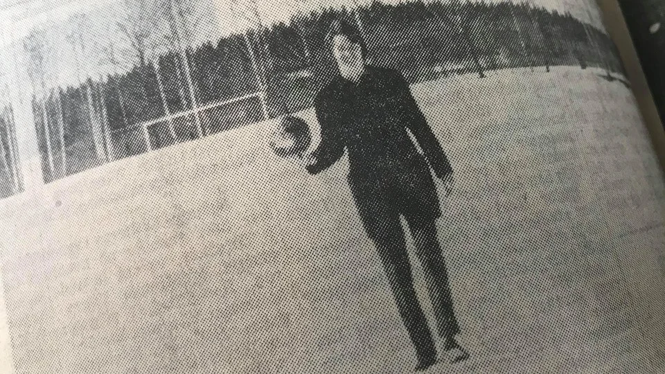 Kuriren för 50 år sedan: Med 60 centimeter snö på planerna på Backavallen och Broby skjuts fotbollspremiären upp.