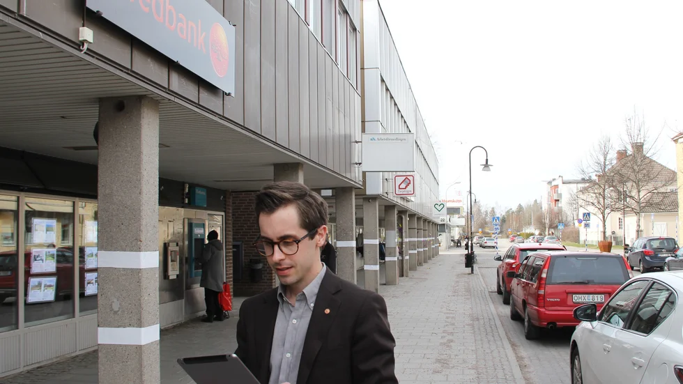 Swedbank skänker Ipads till äldreboenden i Tierp och Östhammars kommuner för att de ska kunna hålla kontakt med nära och kära i påsk.  Andreas Beime är kontorschef för Swedbanks kontor i Tierp och Östhammar.