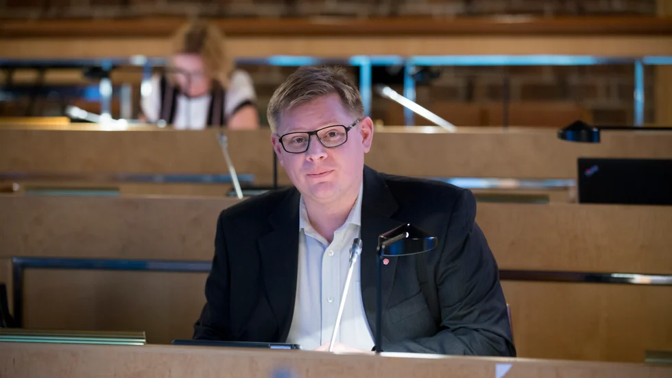 Jonas Lindberg, ordförande i Piteå centrala S-förening, ifrågasätter att det nästan bara är män och fackliga ombudsmän som föreslås till toppositioner av valberedningen.