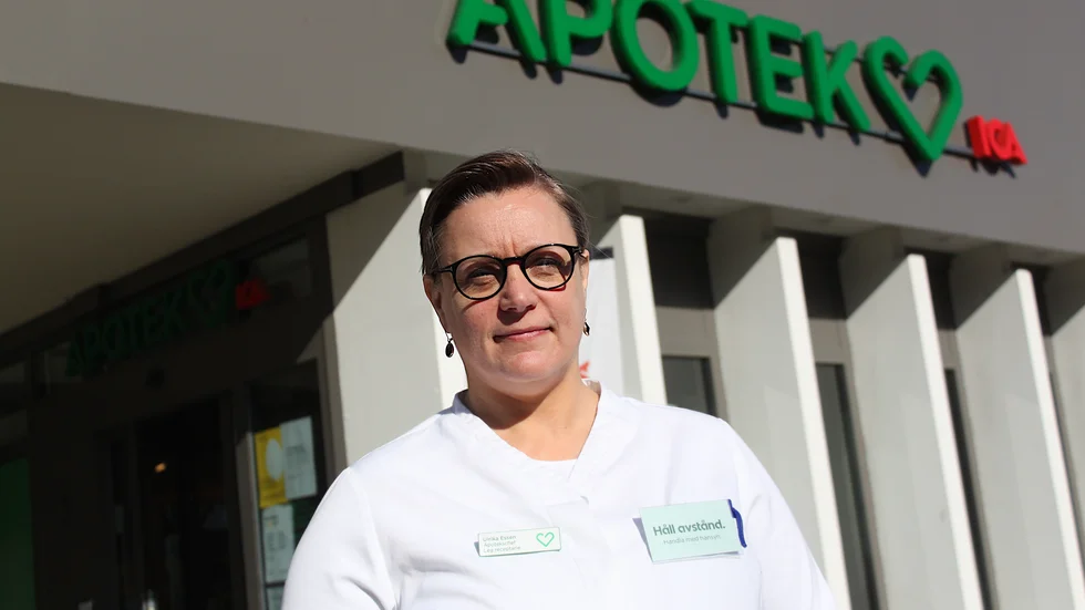 Vårvädret kom som på beställning. "Det känns inte så svårt att be kunderna att köa utomhus", säger apotekschef UIrika Essén, som väntar på plexiglasskydd till Apotek Hjärtat Vimmerby.