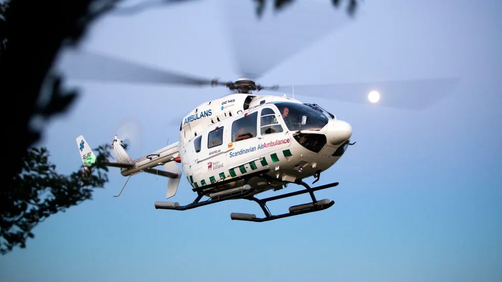 Karolinska sjukhuset i Stockholm kan i en krissituation eventuellt hjälpa till att med transport av patienter eller prover med sin helikopter.