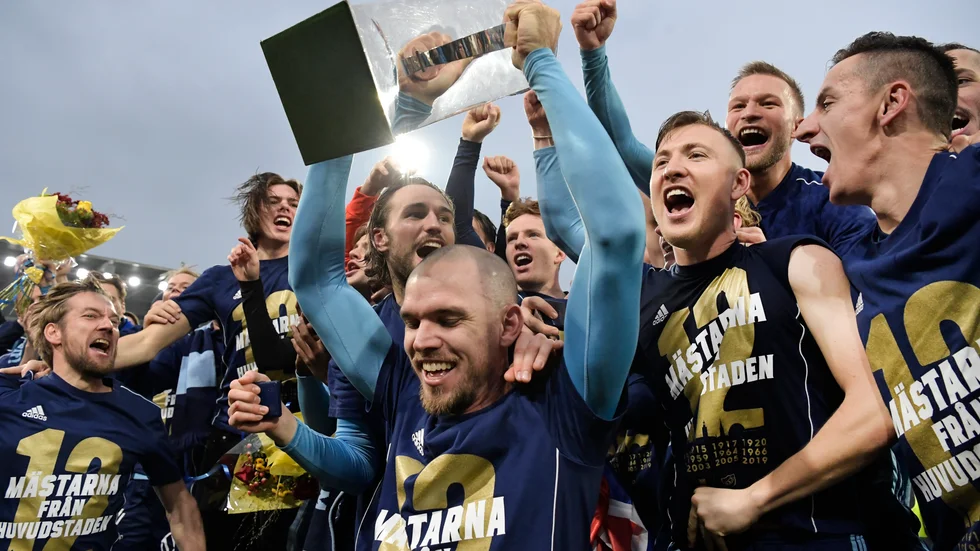 Djurgårdens lagkapten Marcus Danielson firar SM-guldet i höstas. Den här säsongen punktmarkerar Discovery mästarklubben. Arkivbild.