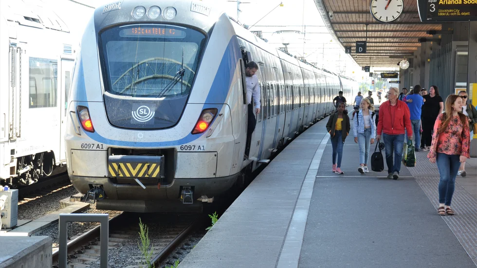 Samtliga tre tågbolag påverkas av ett planerat brobygge under helgen. Det innebär förseningar såväl som inställda avgångar. 