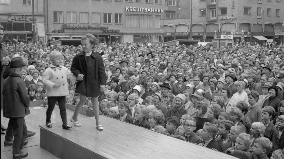 September 1963. Unga modeller går modevisning under den årliga T-mässan på Trädgårdstorget i Linköping.