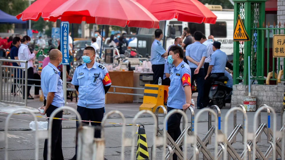 Polis vid ingången till köttmarknaden i Peking.