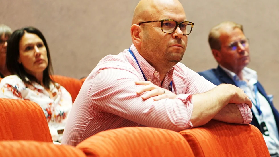 Jon Sjölander (i mitten) var inte imponerad av budgetdebatten. I talarstolen kallade han den för "urholkad och tråkig".