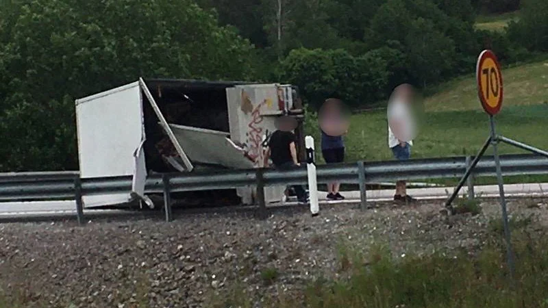 En mindre lastbil har vält på avfarten till Vagnhärad. 