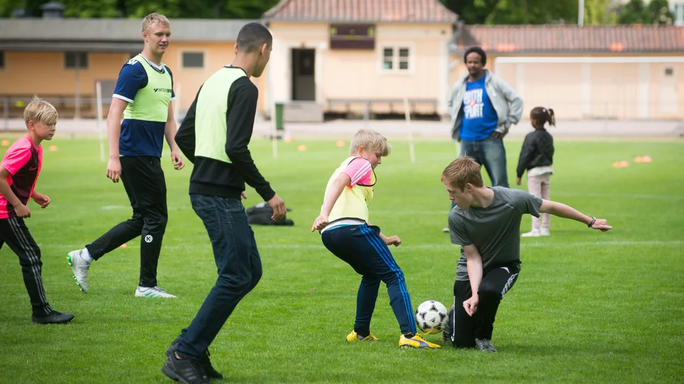 Lucas Enell, 10 år, i kamp om bollen. 
"Det är jättekul att ha något att göra på sommarlovet", säger han om fotbollsskolan som började i tisdags och dit alla elever i klasserna 1-6 i är välkomna. 