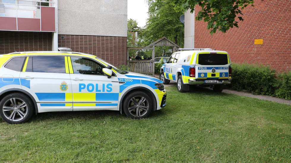 Bilden är från polisens insats på måndagskvällen på Bandstolsvägen i Gottsunda/Valsätra.
