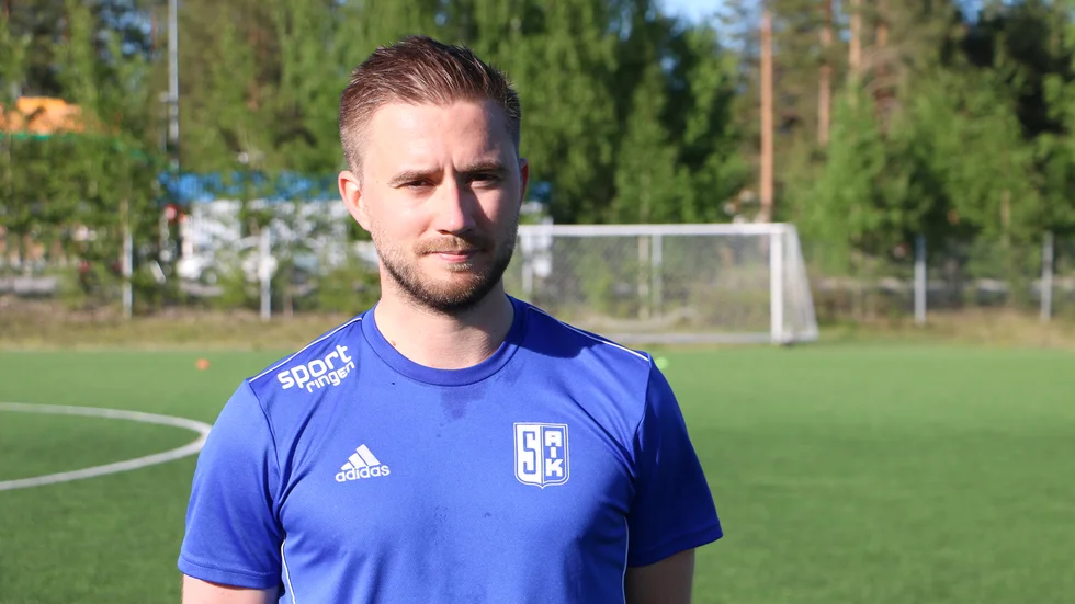 Vänsterbacken Simon Ekman missar Storfors avgörande kvalmatch mot Sandvik på grund av ett båtbensbrott. 