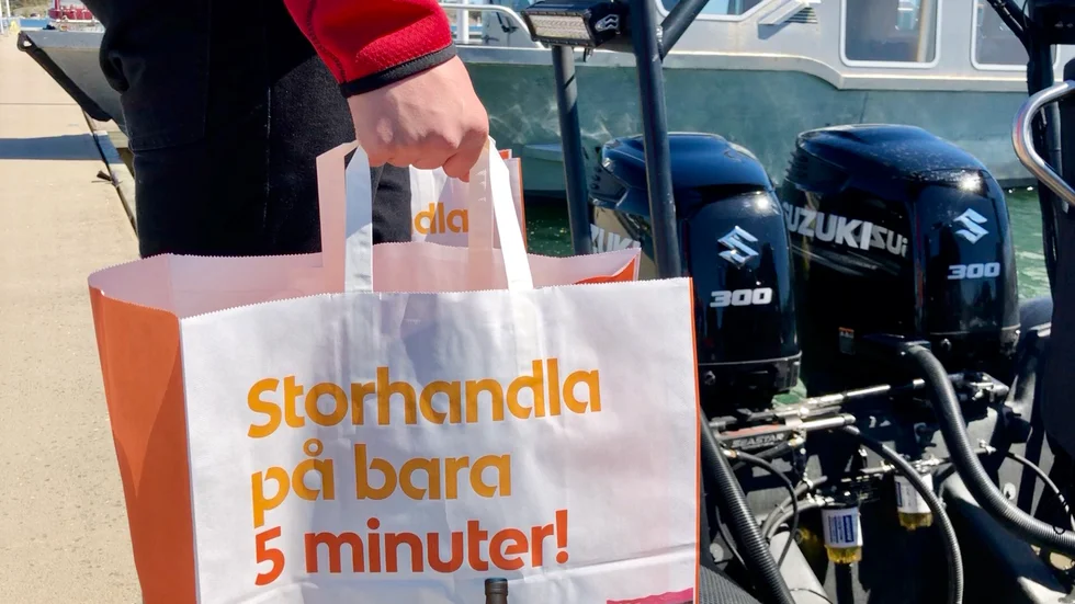 Ica Smedby samarbetar med entreprenören Björn Hammarskjöld med att leverera mat till kunderna i skärgården.