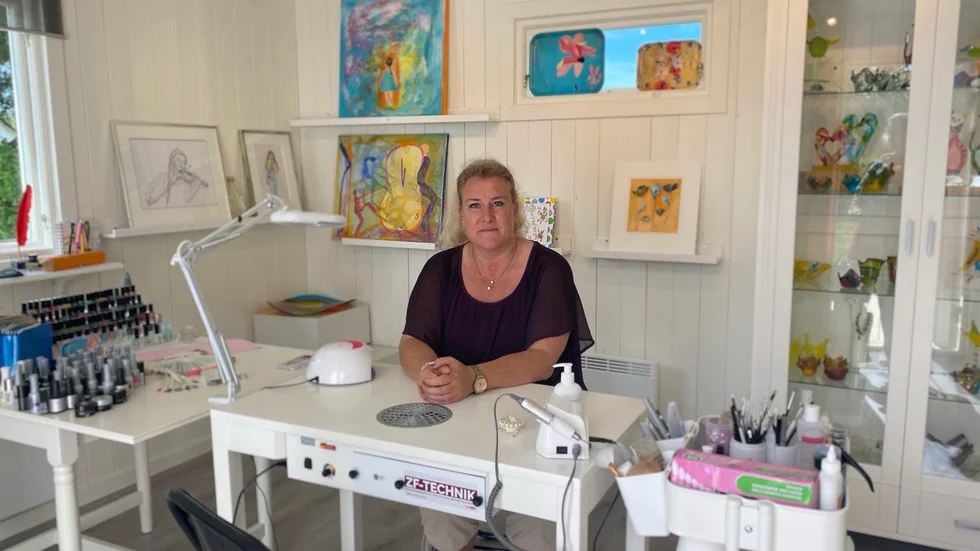 Kicka vid sin dotter Jonnas nagelbord, i deras stuga.
