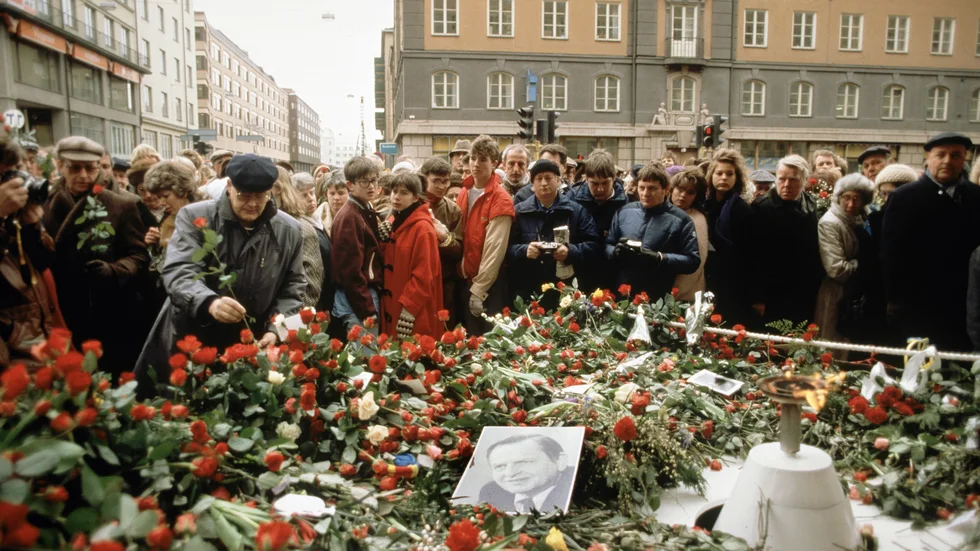 Sörjande vid mordplatsen, så har årsdagar av skotten på Sveavägen sett ut medan Palmeutredningen rullat på. Sonen Mårten är kritisk till hur den skötts och kallar den slarvig.