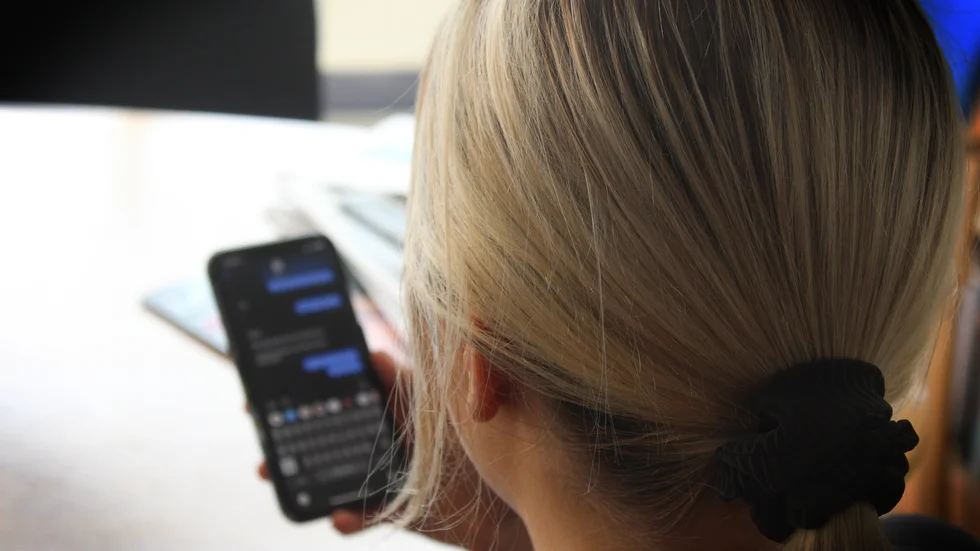Kvinnan har fortsatt trakassera mannen med hundratals sms och samtal, trots att hon är tidigare är dömd för olaga försöljelse av en man. 