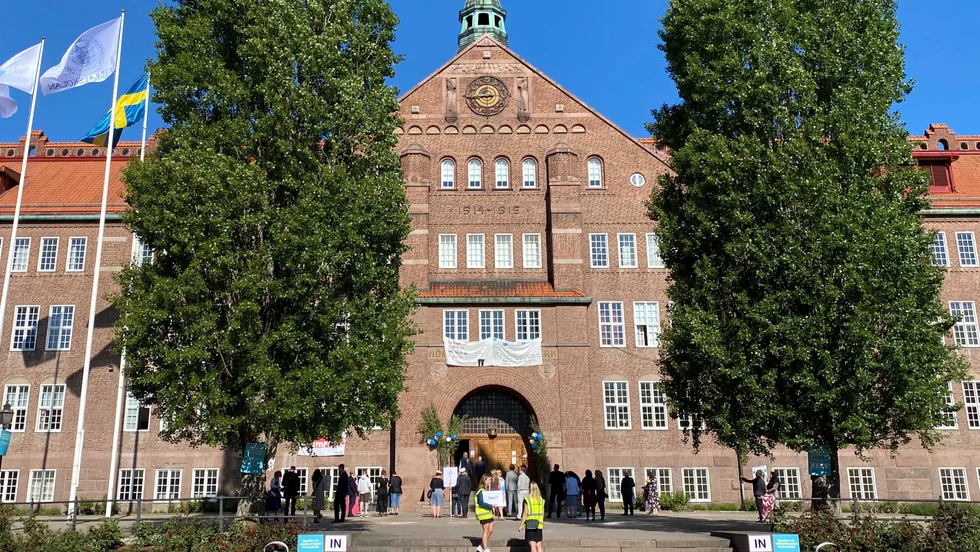 Fem klasser sprang, med en timmes mellanrum, ut från Katedralskolan på torsdagen. HUM17 var först ut klockan 9 och de följdes sedan av EK17A, NA17, EK17B och IB17. På fredagen springer resterande sju klasser ut.