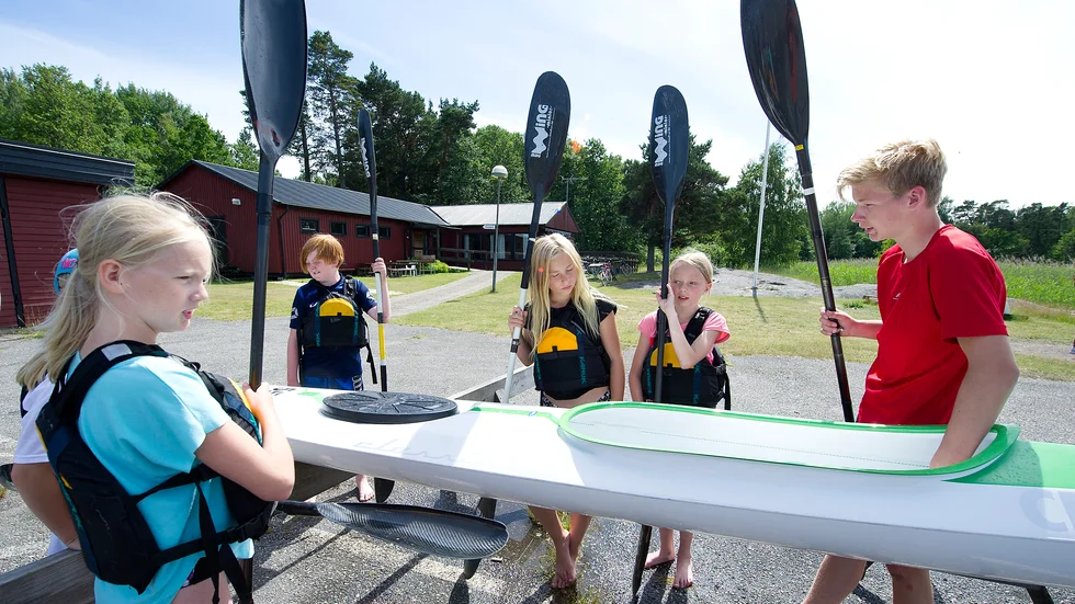 Under kommunens sommarcamp får barnen bland annat paddla kanot. 