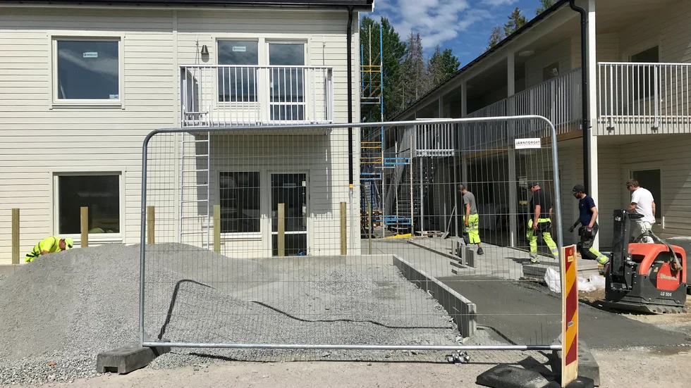 I Bredsand bygger Acasa bostad 34 nya hyreslägenheter. Men trots en ökad byggtakt i kommunen råder fortsatt bostadsbrist i Enköping.