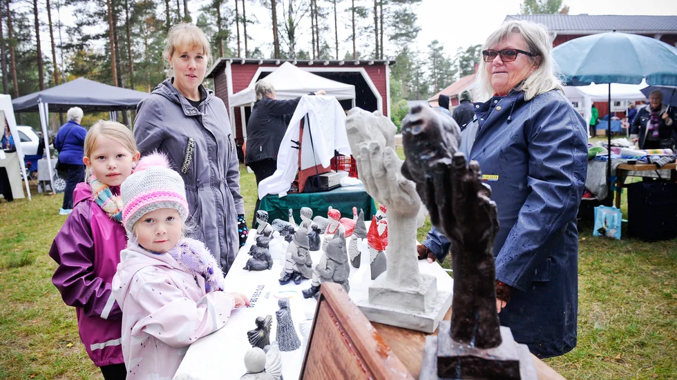 Josefin Lundmark hade sina barn Jonna och Ines med sig. Här tittar de på betongfigurer som Eva Lundmark hade gjort.