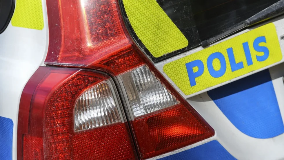 En polispatrull hittade cirka 200 kabalkontakter i Grundbro söder om Stränngäs. Nu efterlyses en, eller möjligen flera, ägare.