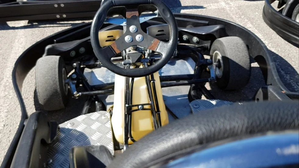 Det tar på krafterna att köra en gokart. Det där med bekväma stolar och skön fjädring, det kan man glömma.
