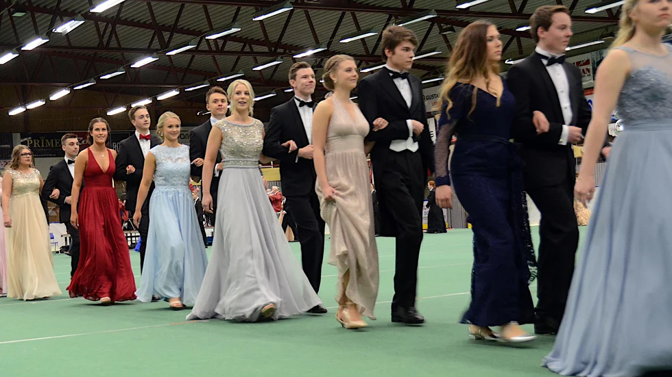 Årets studenter kan pusta ut och göra sig fina. Både dans och middag blir av. Vilket minne för livet! Bilden är från balen 2017.