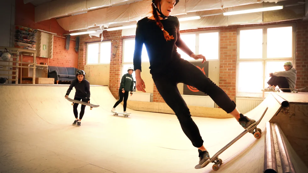 Ina Samuelsson är en av de som håller skatehallen på Broväg öppen två kvällar i veckan reserverade bara för tjejer. Förhoppningen är att locka ännu fler i alla åldrar att våga börja.