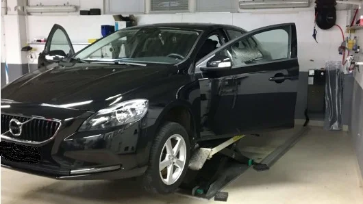 Bilen mannen enligt åtalet hade tänkt att ta var upphissad, och rimligen svår att köra iväg.
