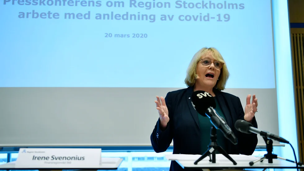 Moderaten Irene Svenonius, regionråd i Stockholm, uppmanar till donationer till vården trots att hon är ansvarig för det kaos privatiseringen lett till.