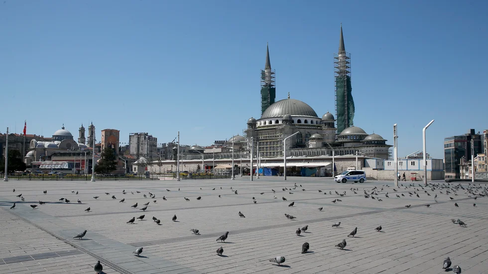 Taksimtorget i Istanbul ligger öde i helgen på grund av ett 48 timmar långt utegångsförbud som regeringen infört för att begränsa smittspridningen.