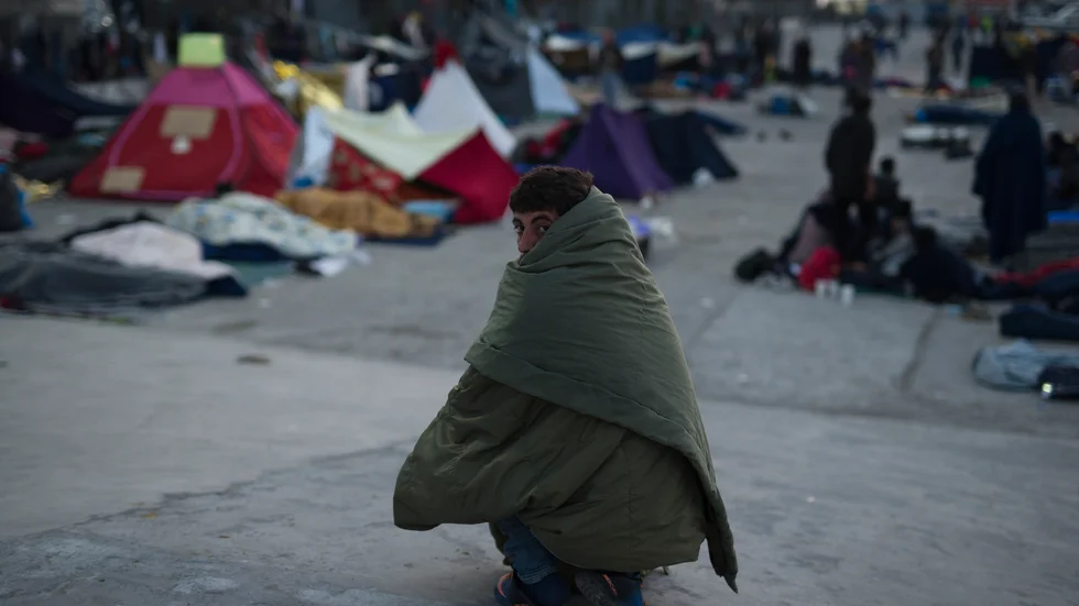 Migranter vid hamnen på den grekiska ön Chios, där en brand bröt ut på lördagskvällen. Arkivbild.