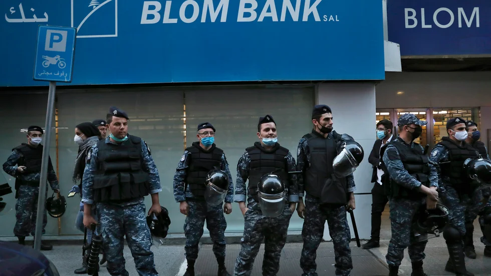 Bankerna ses som en symbol för den finansiella och ekonomiska krisen och blir ofta en måltavla för demonstranters ilska i Libanon. Bilden är tagen i Beirut i förra veckan, då kravallpolis under en protest ställde upp utanför en bank i området Hamra. Arkivbild.