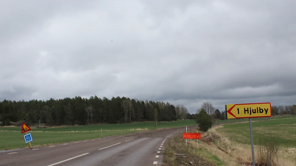 Här, vid Ottinge säteri, börjar den tillfälliga grusvägen som snart får beläggning ända fram till Bjursundsbron.