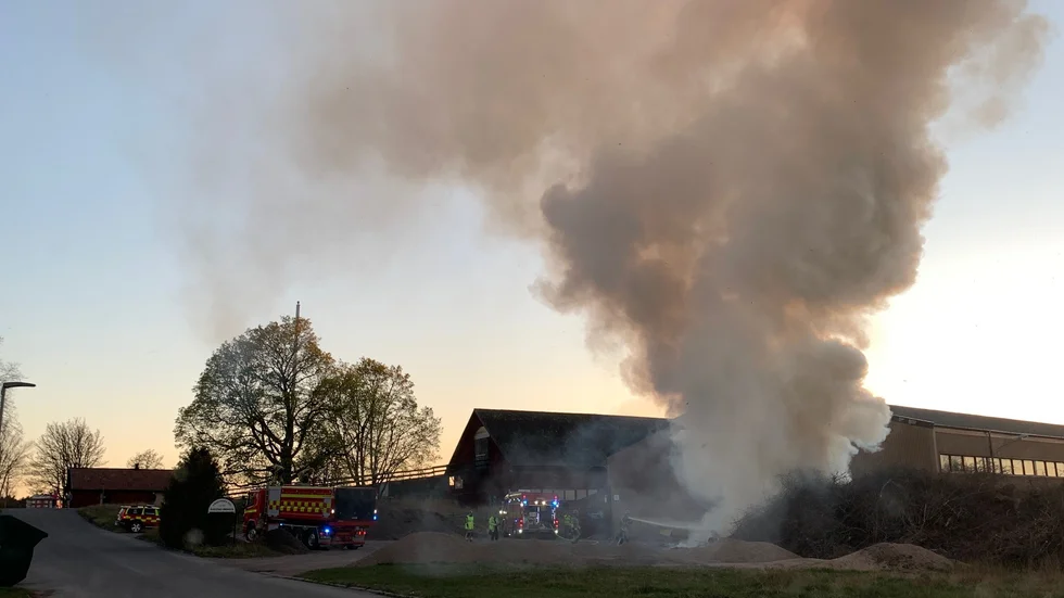 Räddningstjänsten fick in ett larm en brand i en rishög i närheten av en ladugård under onsdagskvällen.