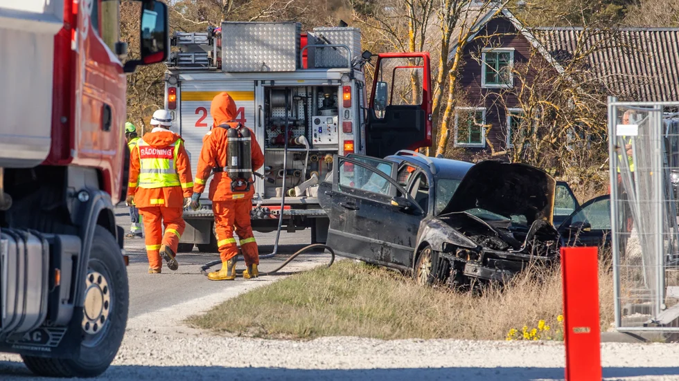 En bil började brinna under färd i Västergarn.