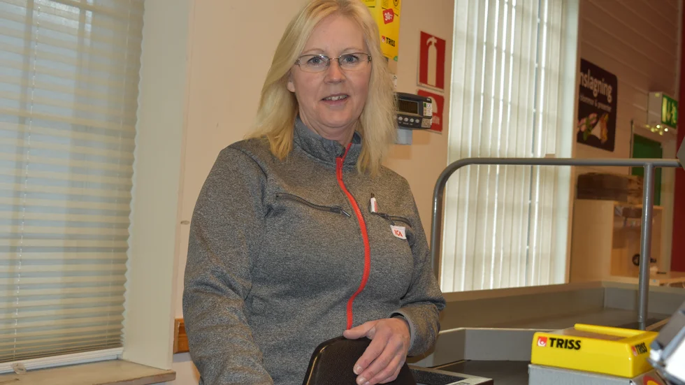 Annica Karlsson har själv inte sagt till någon kund att hålla avstånd till varandra men har varit med om att kunder gjort det till varandra.