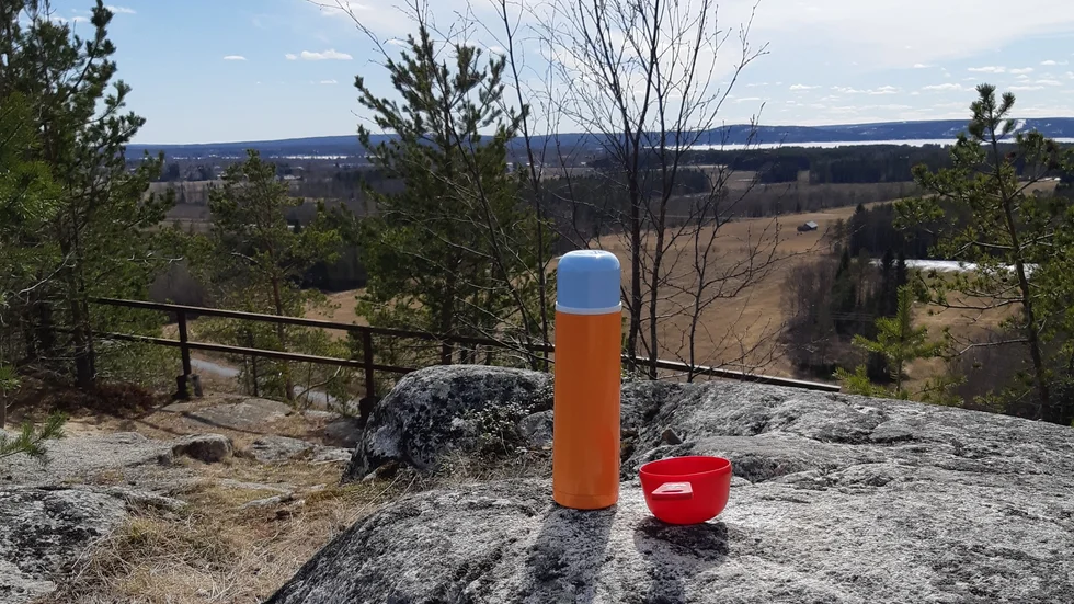Kaffe och kaka i solen på Bredviksberget.