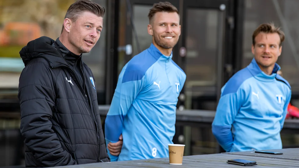 Jon Dahl Tomasson med spelarna Arnor Traustason och Eric Larsson på en pressträff efter träningen.