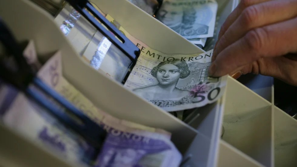 En förenings kassör har gjort ett stort antal uttag och överföringar frånföreningens konto.