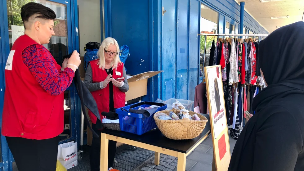 Marina Eriksson och Carina Lindberg tog betalt av kunderna som passade på att handla utanför Kupan.
