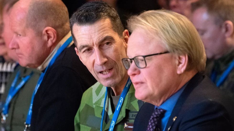 ÖB Micael Bydén talar med försvarsminister Peter Hultqvist under Folk och försvars rikskonferens i januari. Av allt att döma lyssnade ministern inte särskilt noggrant.