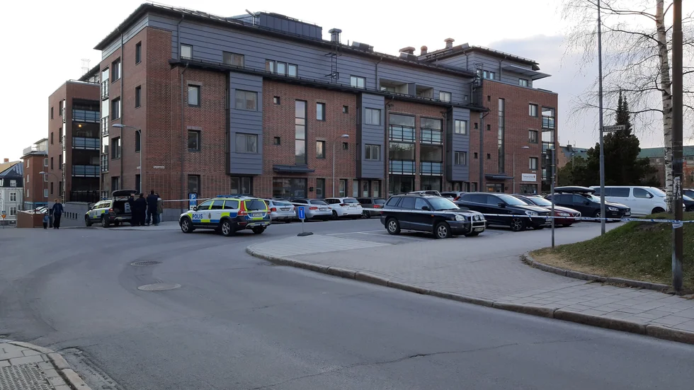 Parkeringen utanför domkyrkan spärrades av sedan polisen fått samtal om en kraftig smäll. Även boende i huset hörde smällen, men vad det var är fortfarande oklart. Vid 20-tiden hävdes avspärrningen.