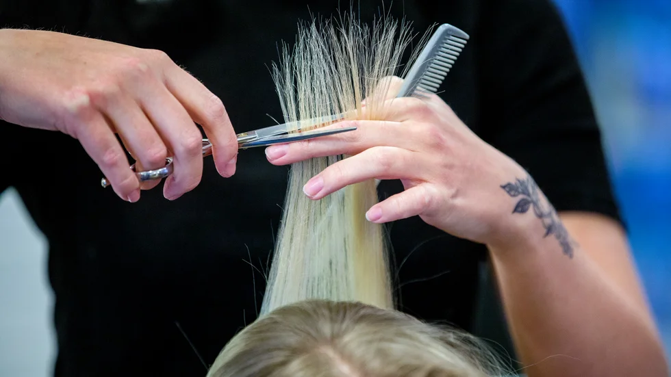 Enligt Andrea Döhmers vågar sig allt fler redan tillbaka till frisörsalongerna. Arkivbild.