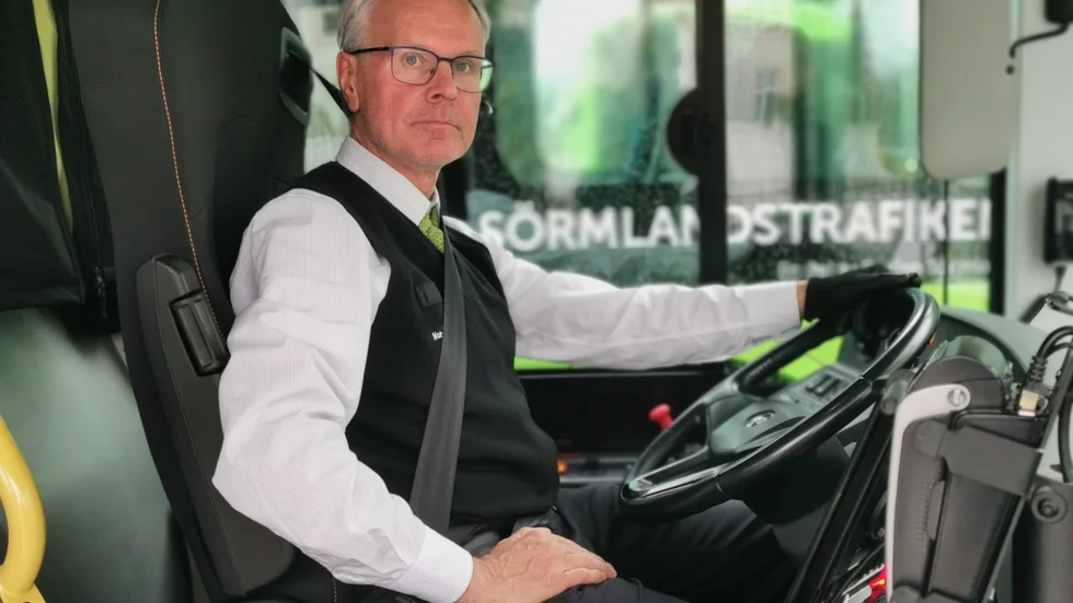 Jimmy Jansson är bussförare i Nyköping. Han hoppas att det sätts in plexiglas mellan förarhytten och passagerarna, så att passagerare kan köpa biljett utan att riskera sprida smitta.