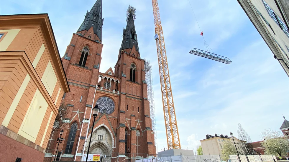 Tre industriklättrare och fyra smeder tog emot bron.