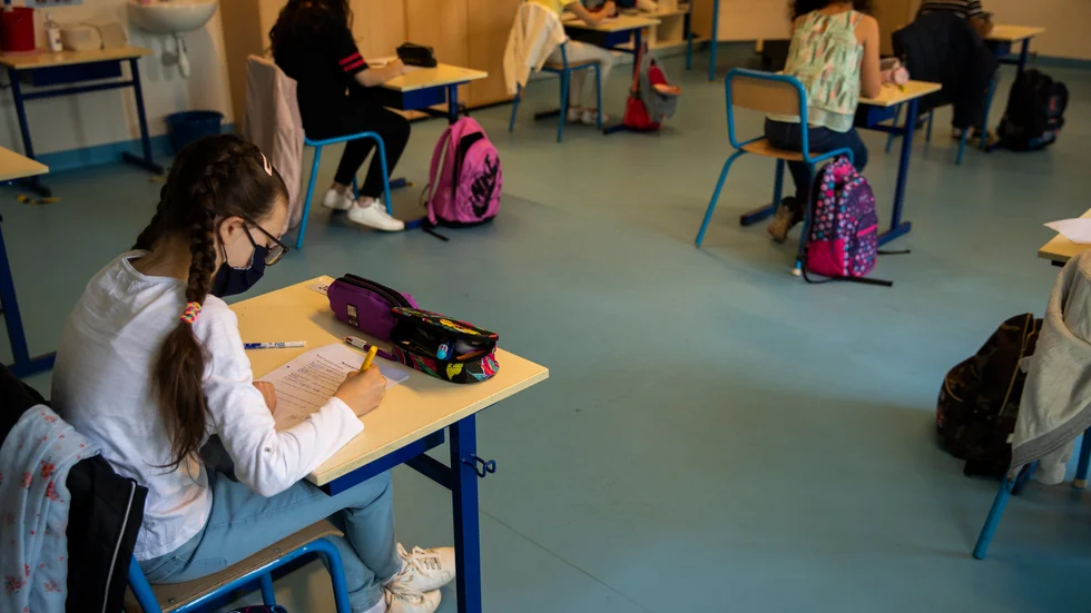 Försiktig skolstart med munskydd och ordentliga avstånd för sjätteklassarna i Les Magnolias-skolan i Bryssel.