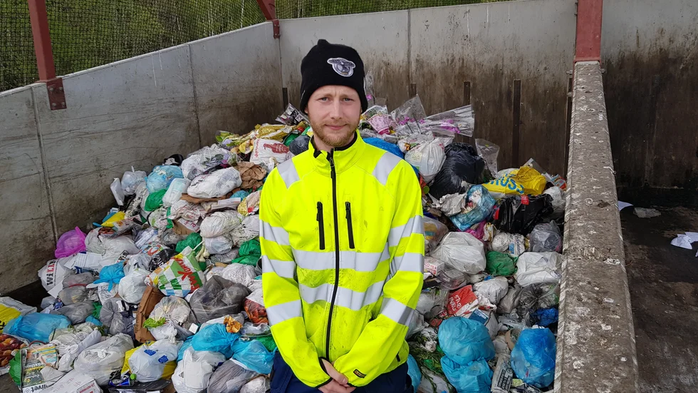 "En del sorterar matavfallet i gröna påsar, men de går ändå inte att skicka till sortering på Tekniska verken, eftersom andra inte sorterat rätt. Det är frusterande", säger Patrik Ernvin, platsansvarig på kommunens återvinningscentral i Korshult.