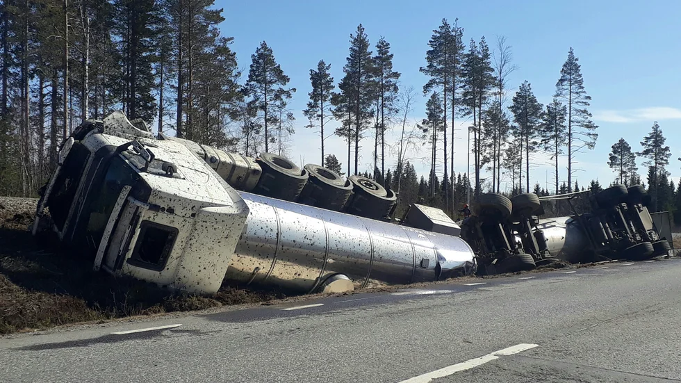En mjölkbil har vält efter Nybrovägen i Kalix. 